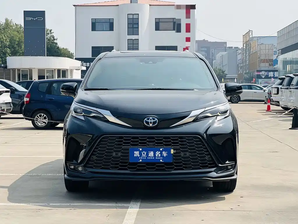 Toyota Granvia — фото 2