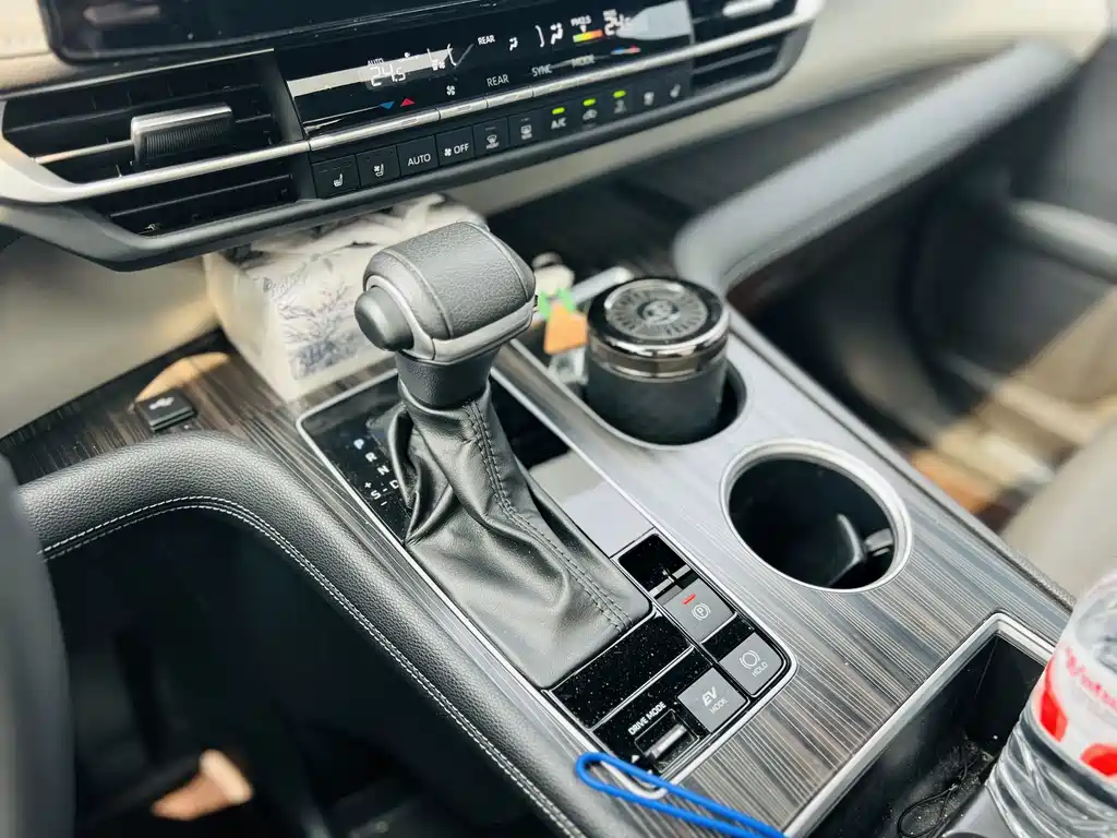 Toyota Granvia — фото 11