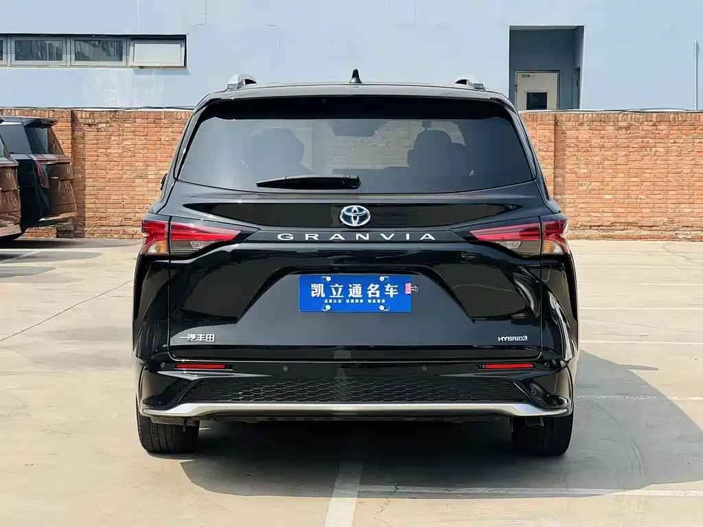 Toyota Granvia — фото 3