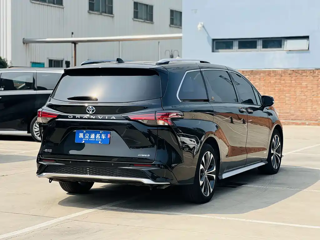 Toyota Granvia — фото 4