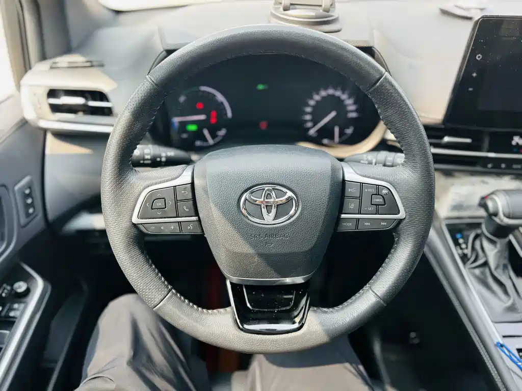 Toyota Granvia — фото 5