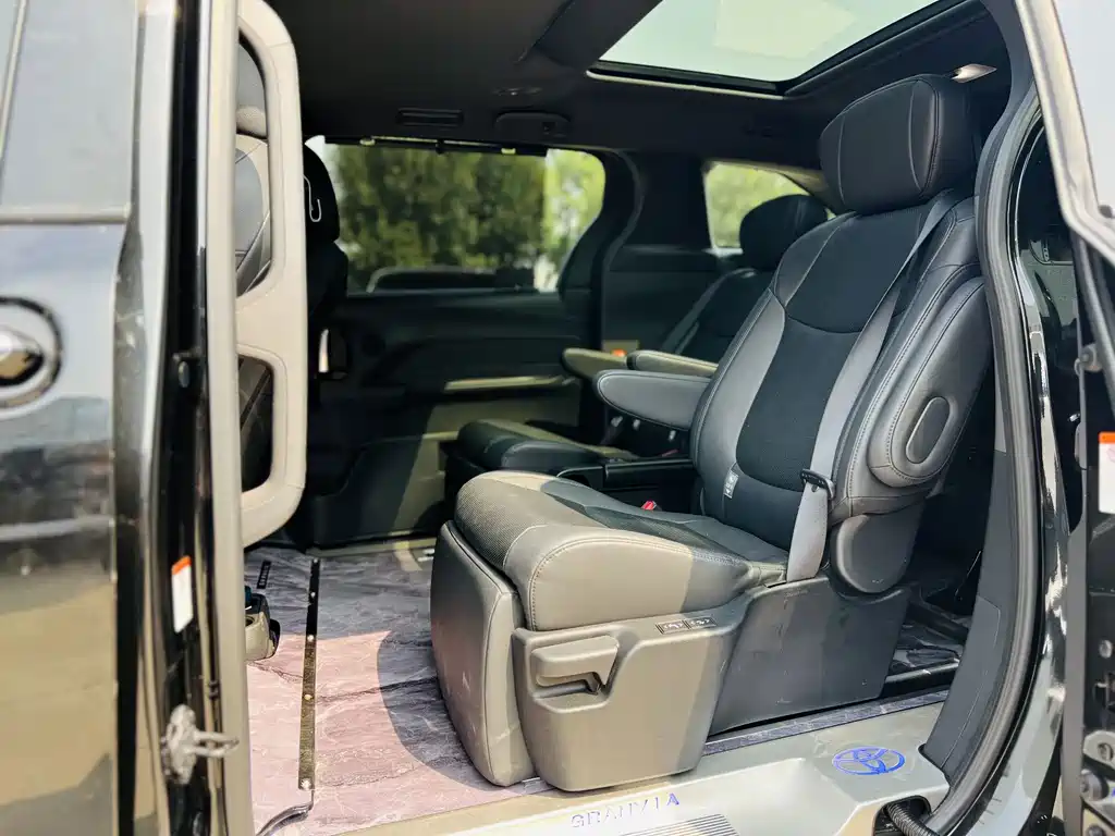 Toyota Granvia — фото 8