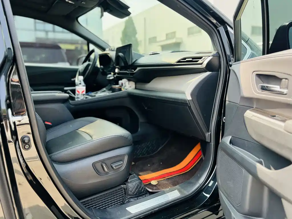 Toyota Granvia — фото 9