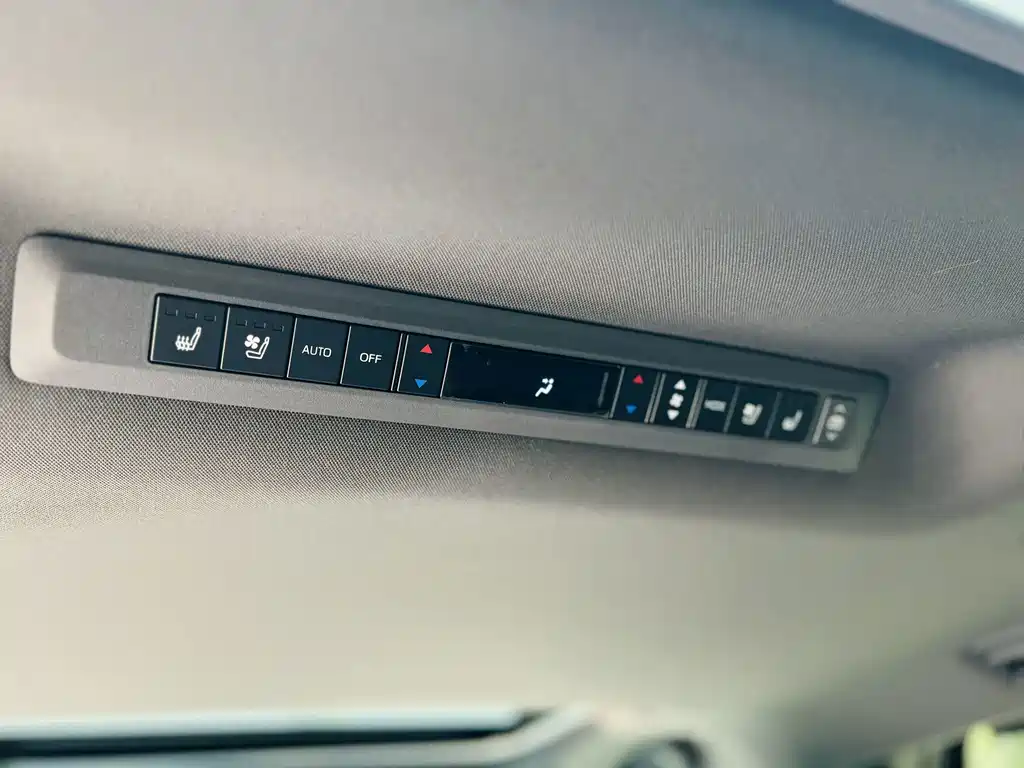 Toyota Granvia — фото 10