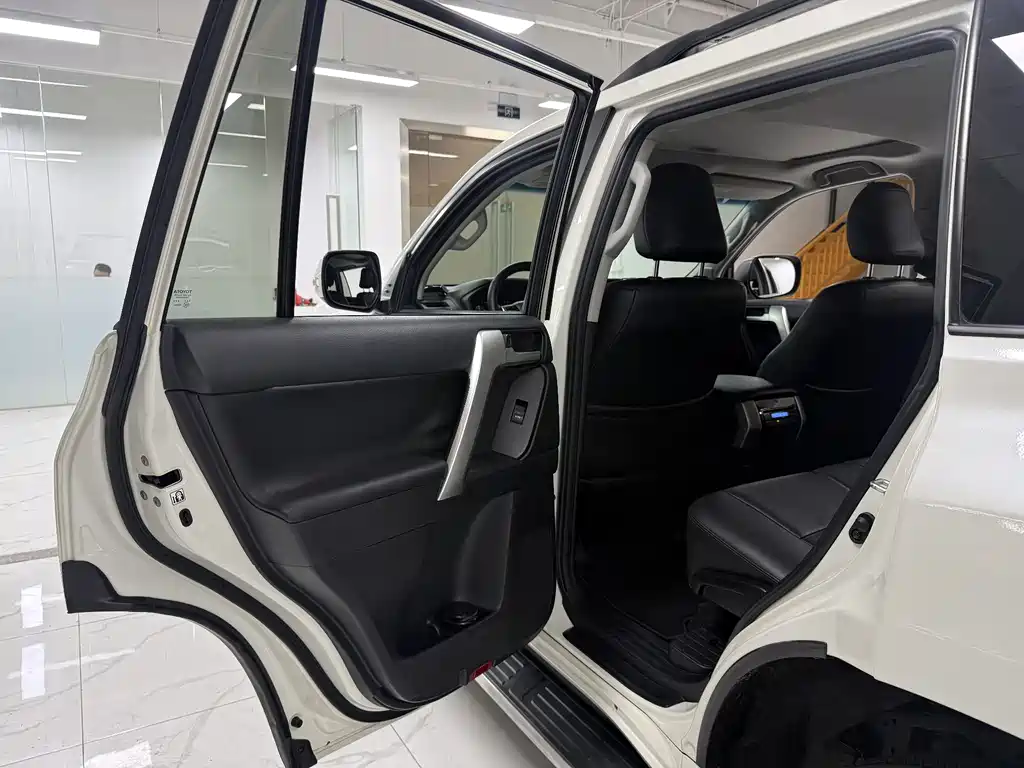 Toyota Prado — фото 10
