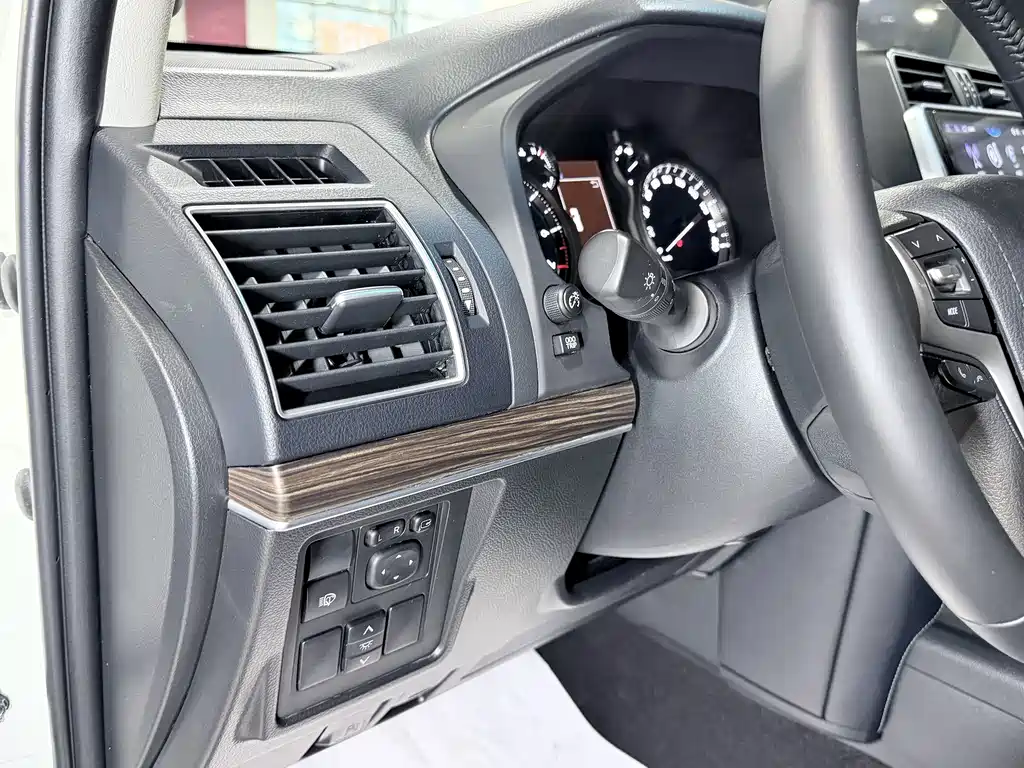 Toyota Prado — фото 7