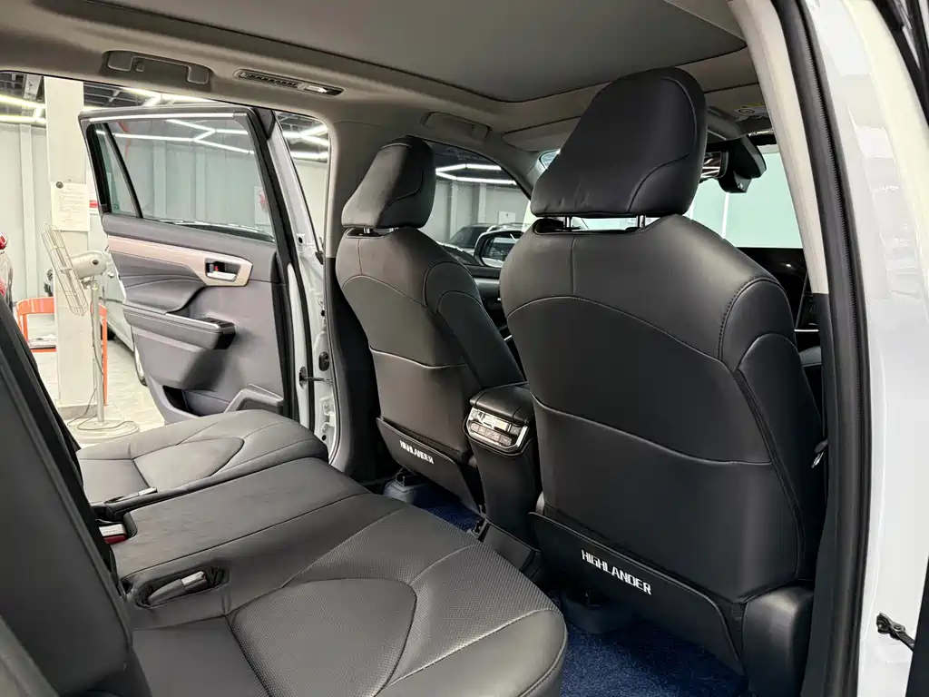 Toyota Highlander — фото 11