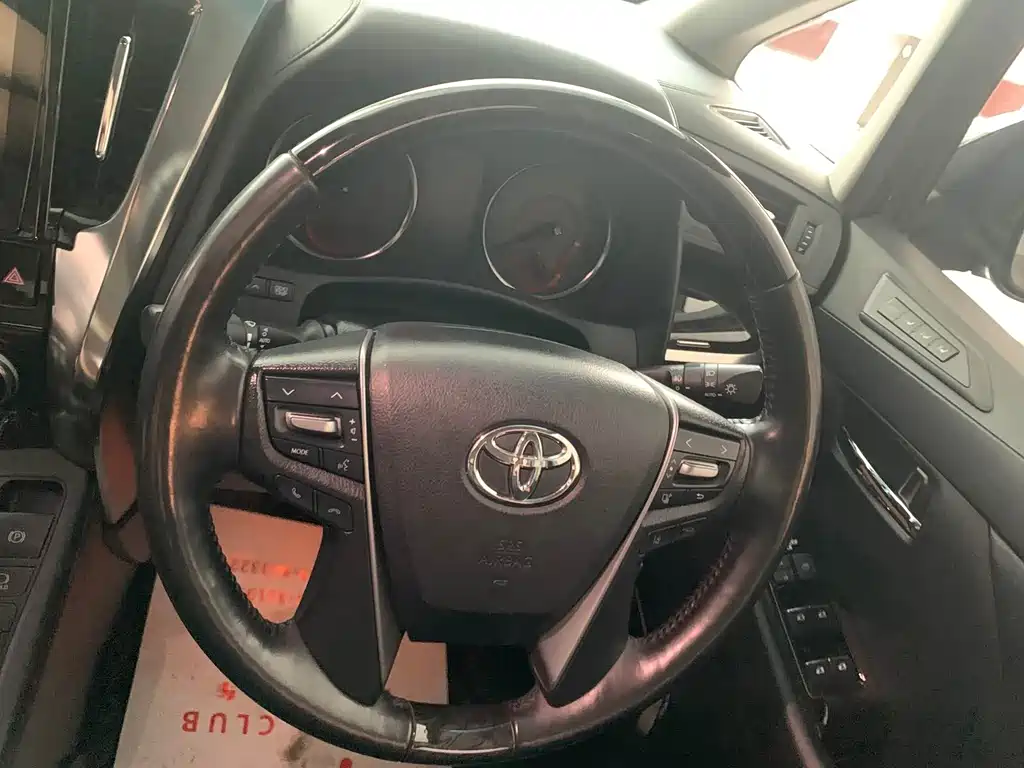 Toyota Alphard — фото 2