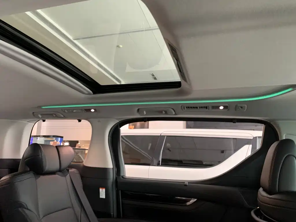 Toyota Alphard — фото 11