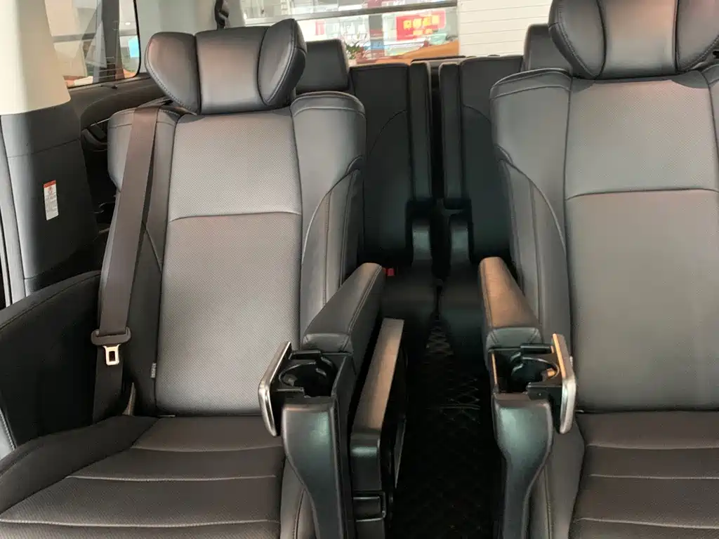 Toyota Alphard — фото 19