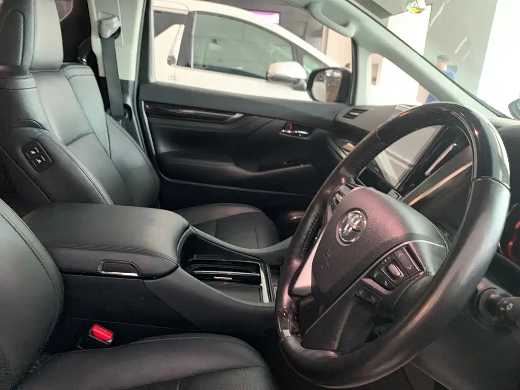 Toyota Alphard — фото 3