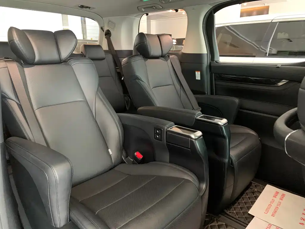 Toyota Alphard — фото 9