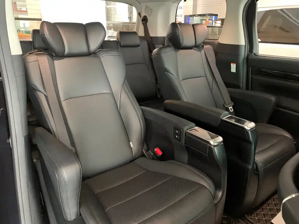 Toyota Alphard — фото 10