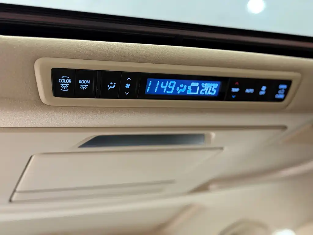 Toyota Alphard — фото 13