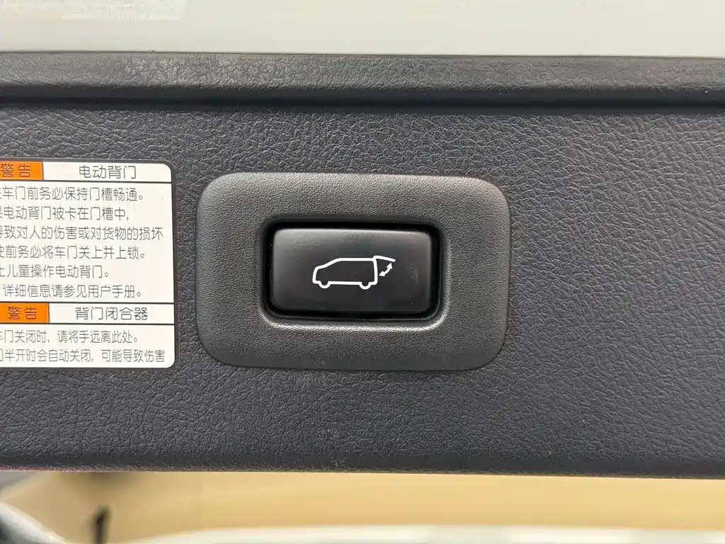 Toyota Alphard — фото 17
