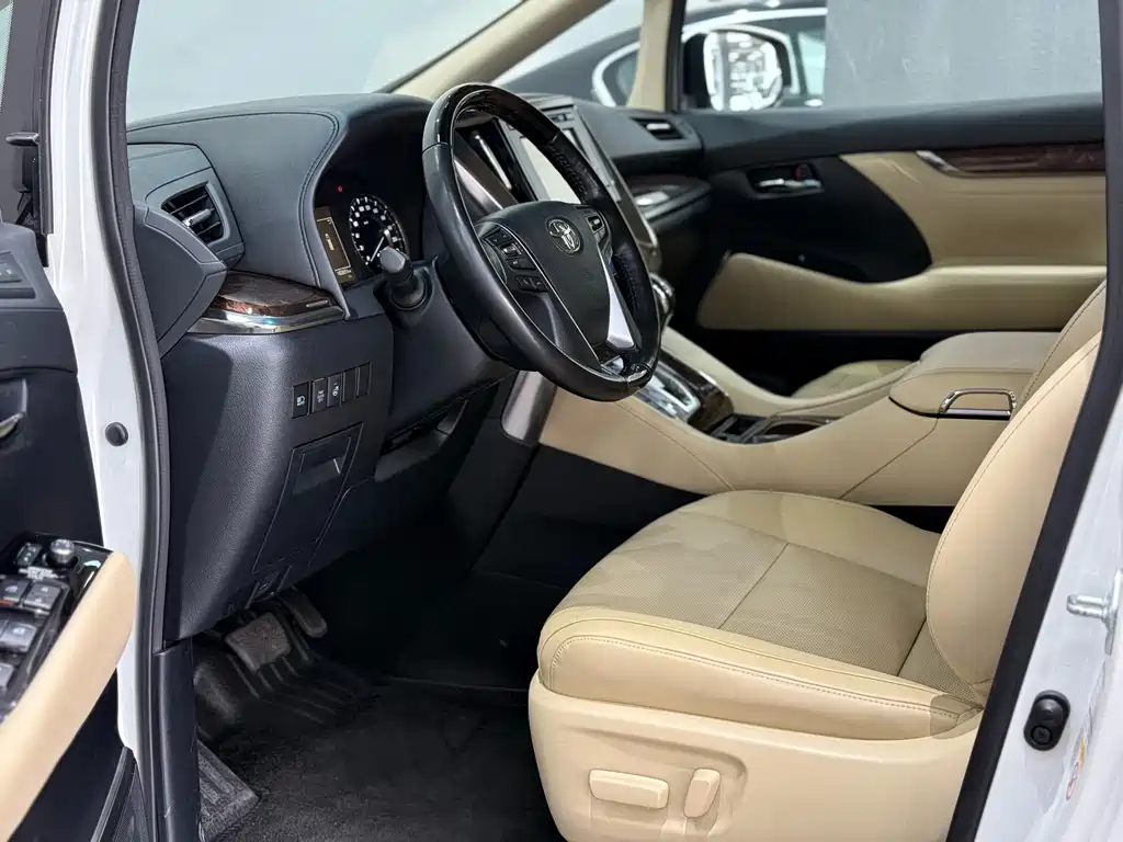 Toyota Alphard — фото 4