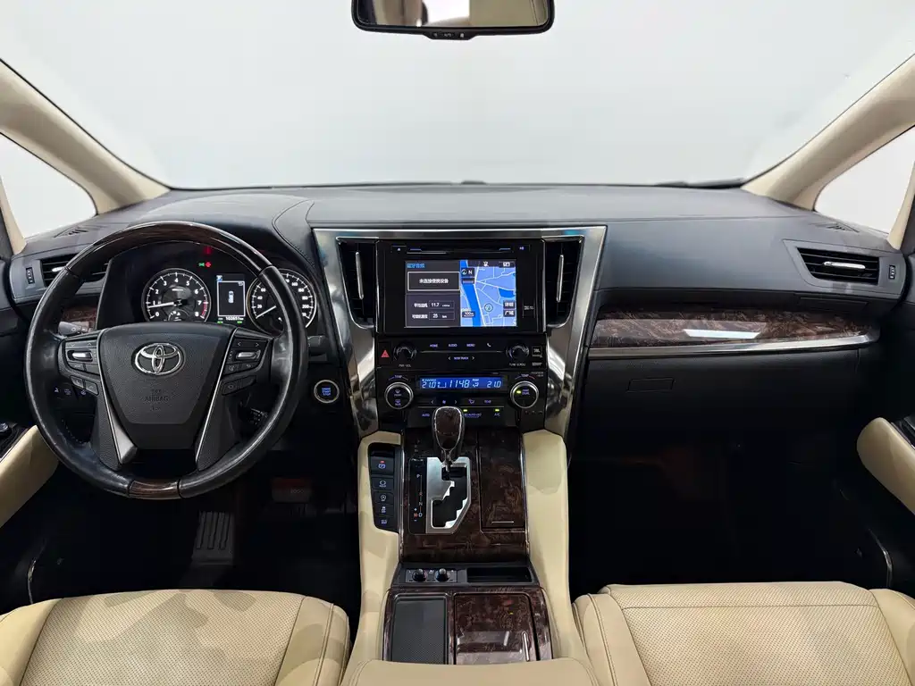 Toyota Alphard — фото 5
