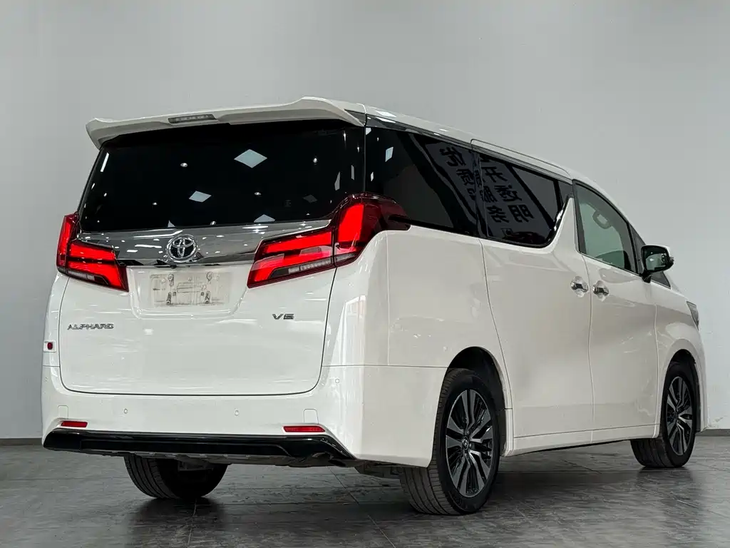 Toyota Alphard — фото 9