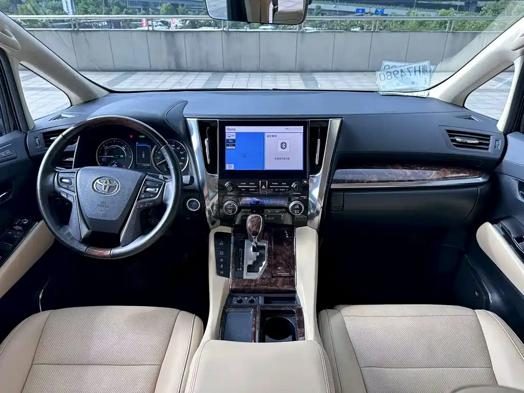 Toyota Alphard — фото 4