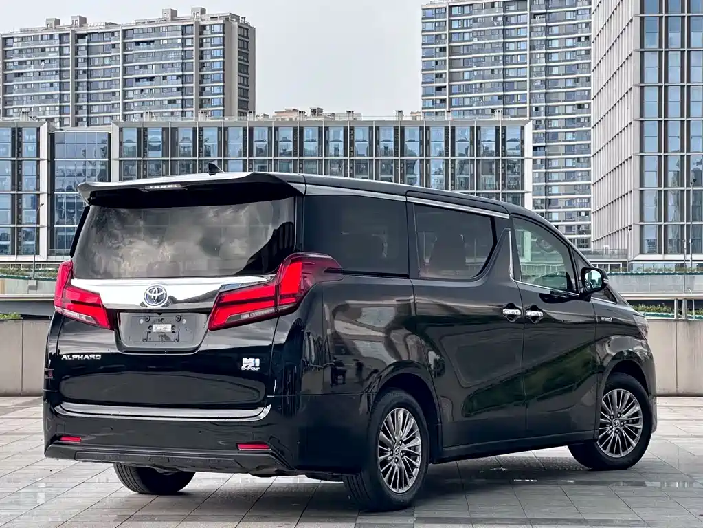 Toyota Alphard — фото 8