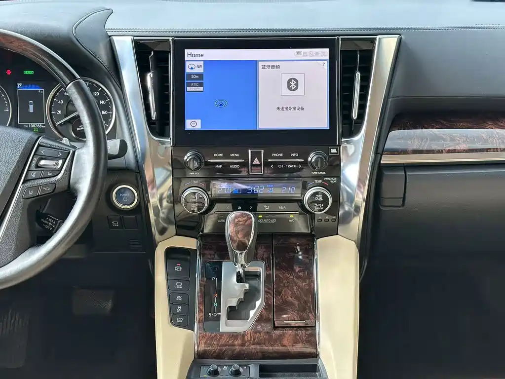 Toyota Alphard — фото 9