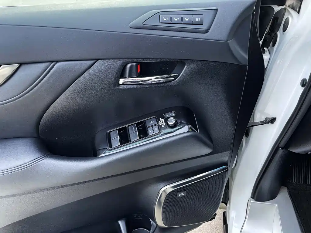 Toyota Vellfire — фото 7