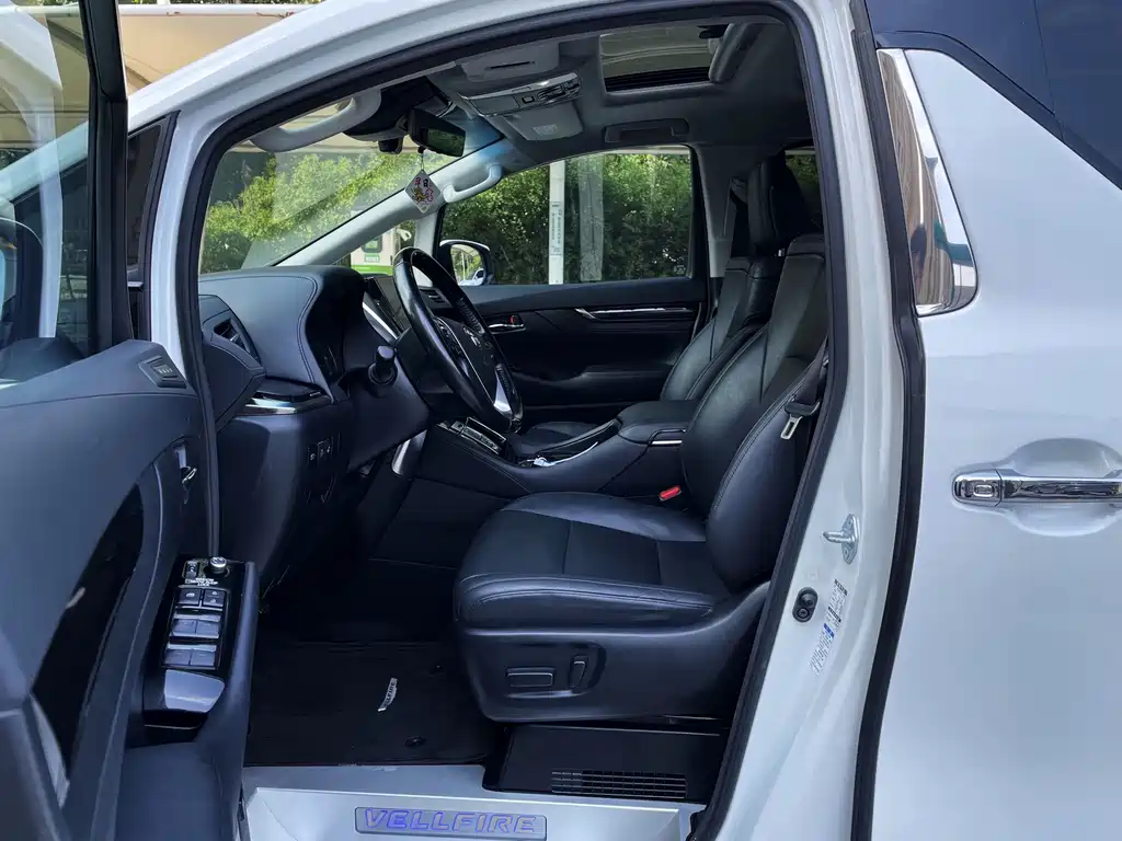 Toyota Vellfire — фото 8