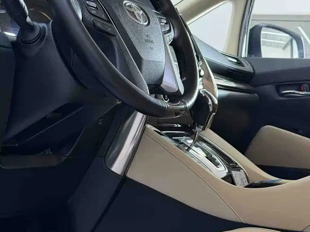 Toyota Alphard — фото 11