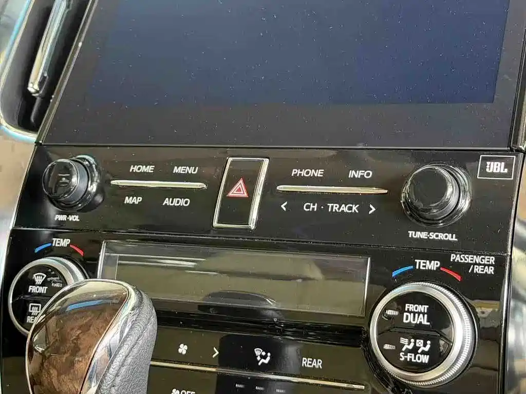 Toyota Alphard — фото 9