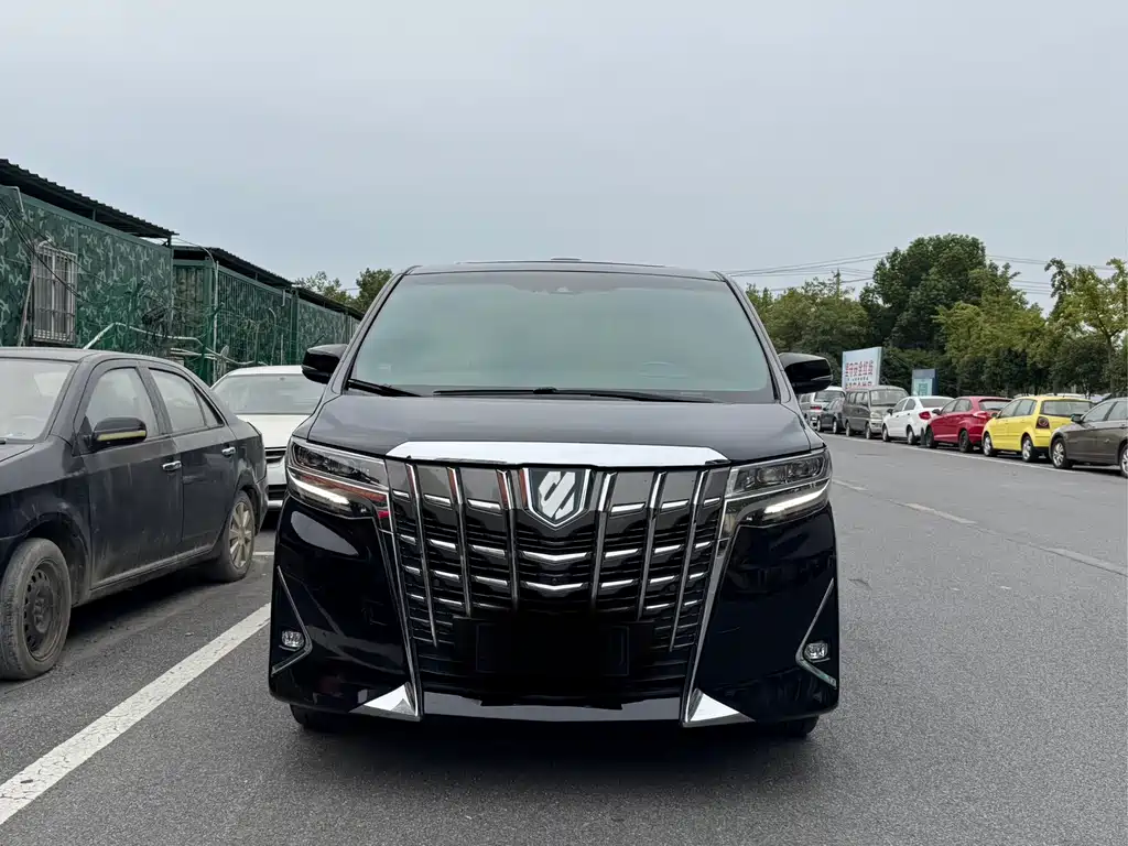 Toyota Alphard — фото 2