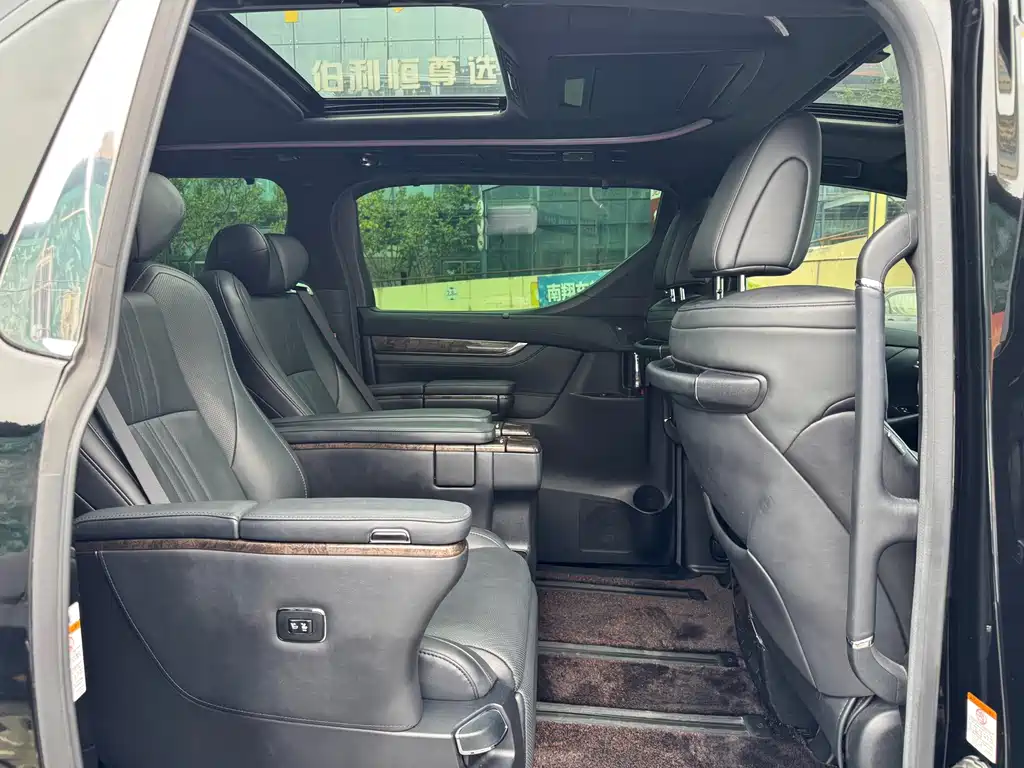 Toyota Alphard — фото 11