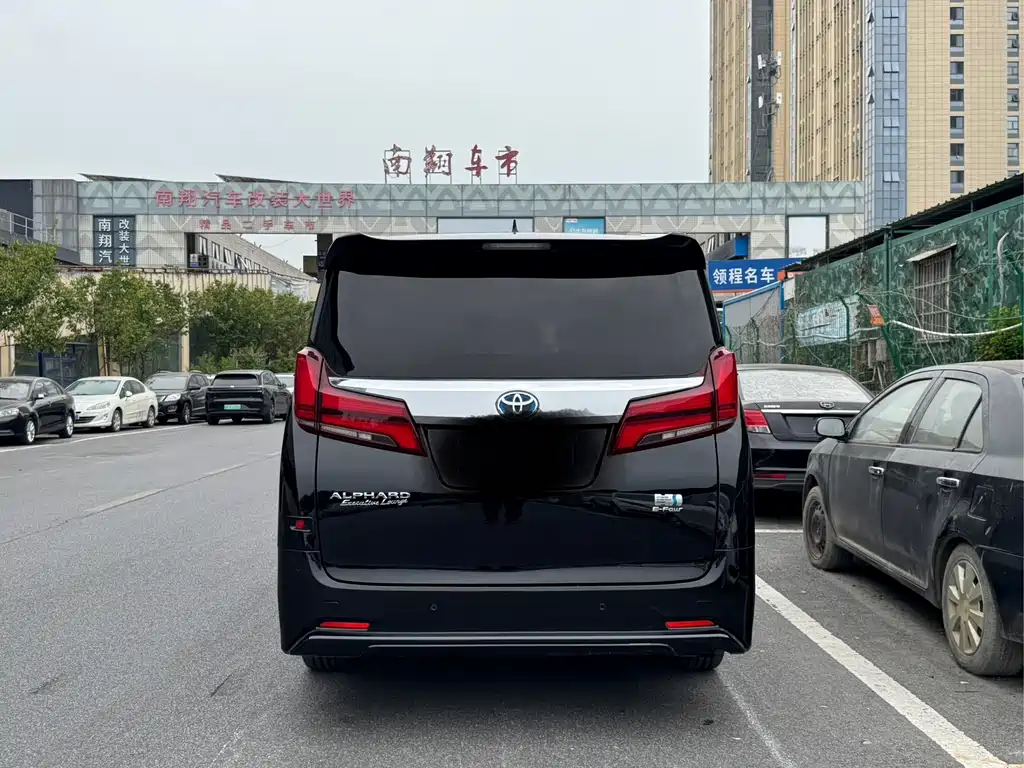 Toyota Alphard — фото 18