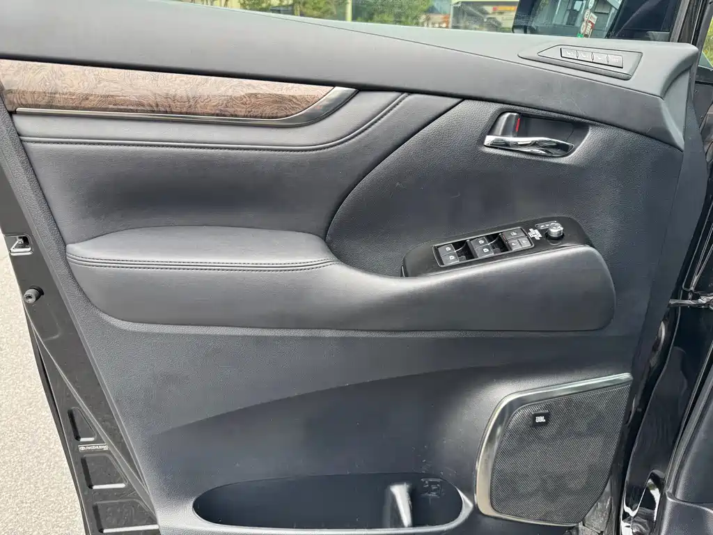 Toyota Alphard — фото 5