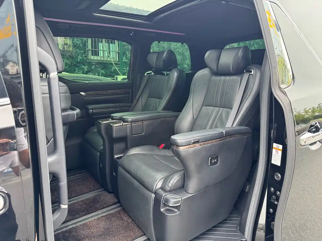 Toyota Alphard — фото 7