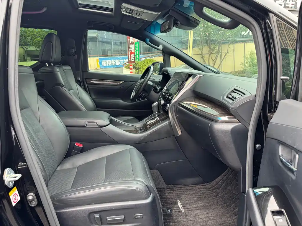 Toyota Alphard — фото 10