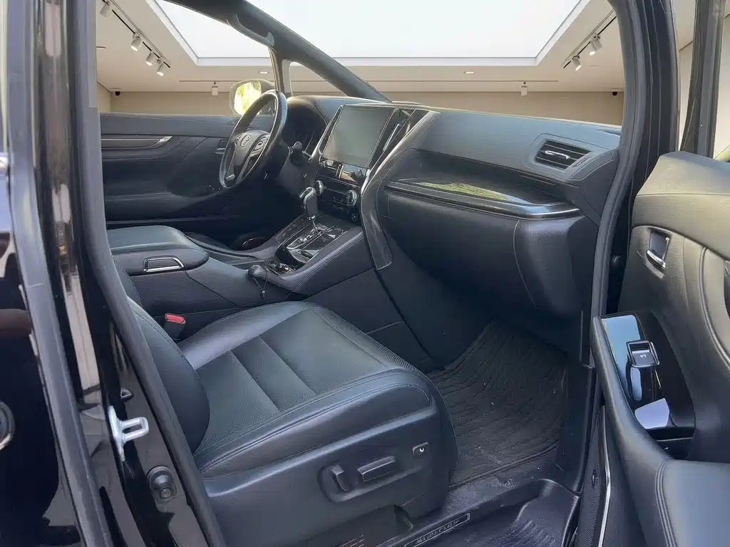 Toyota Alphard — фото 4