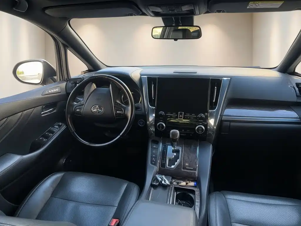 Toyota Alphard — фото 6