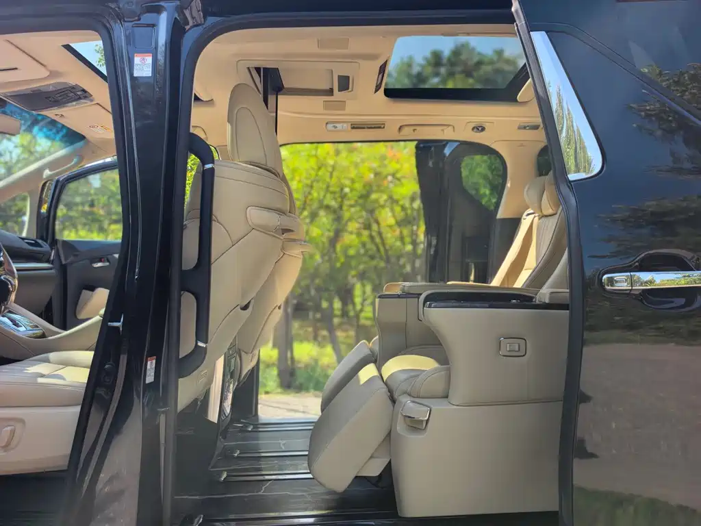 Toyota Vellfire — фото 24