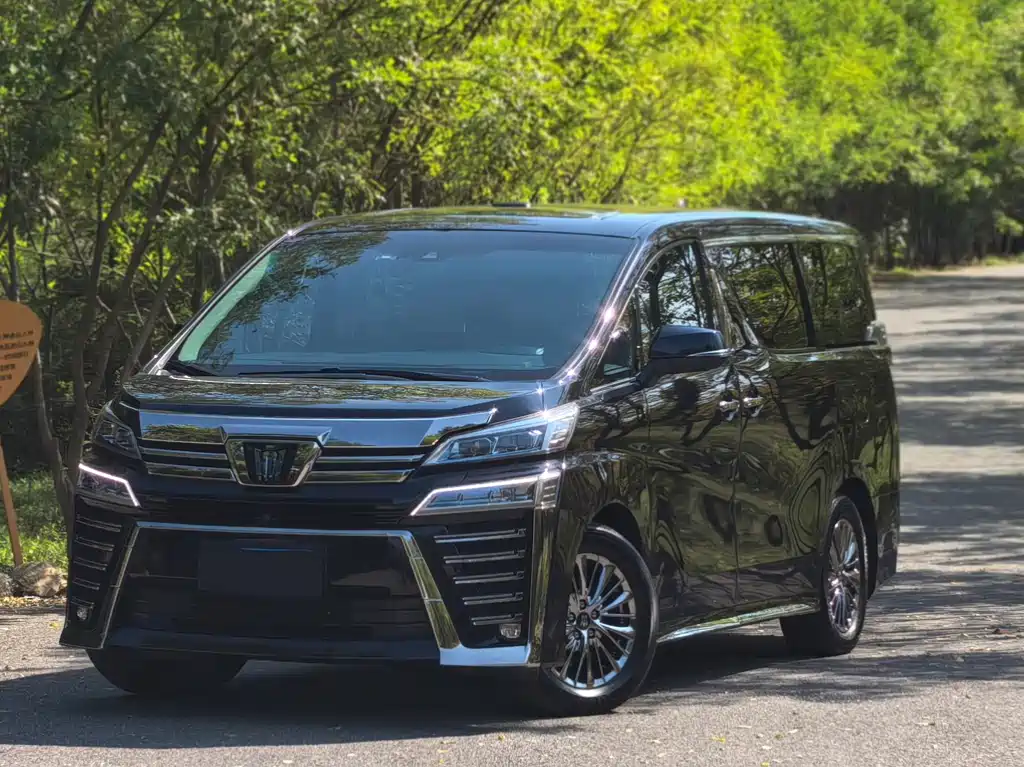 Toyota Vellfire — фото 1