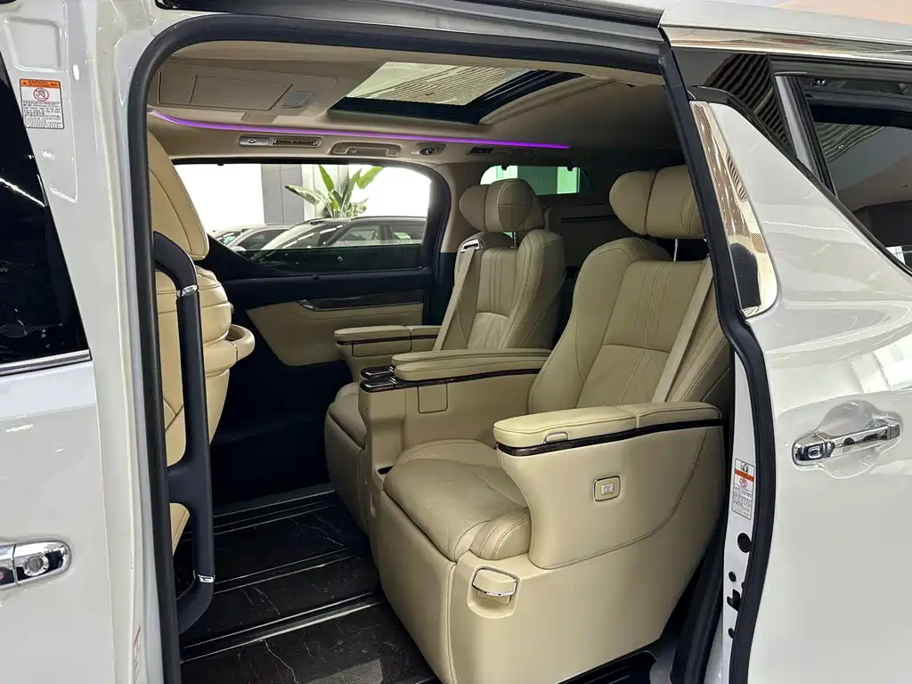 Toyota Alphard — фото 13