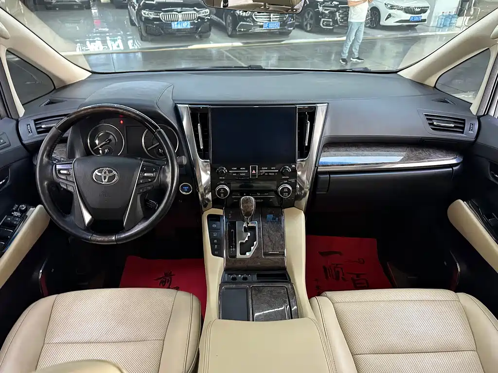 Toyota Alphard — фото 14