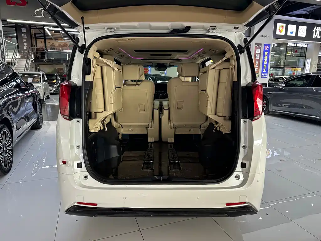 Toyota Alphard — фото 18