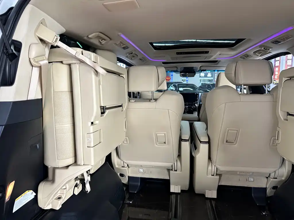 Toyota Alphard — фото 21