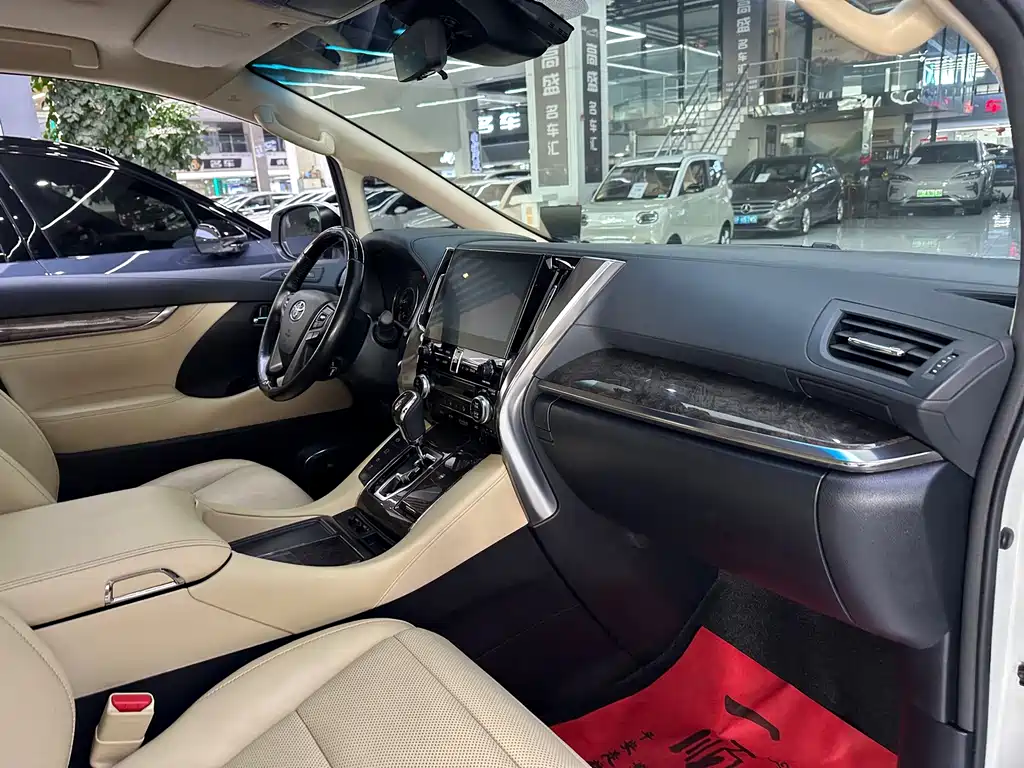 Toyota Alphard — фото 23