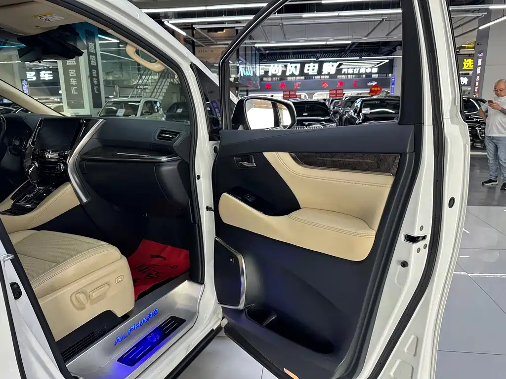 Toyota Alphard — фото 25