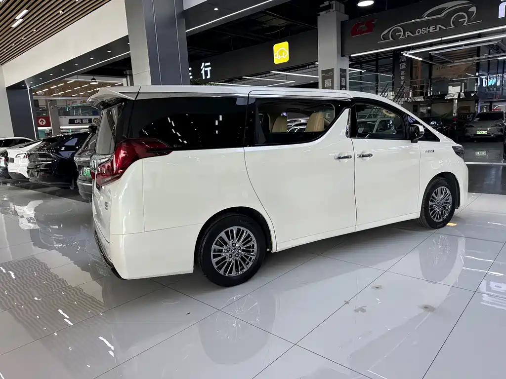 Toyota Alphard — фото 27