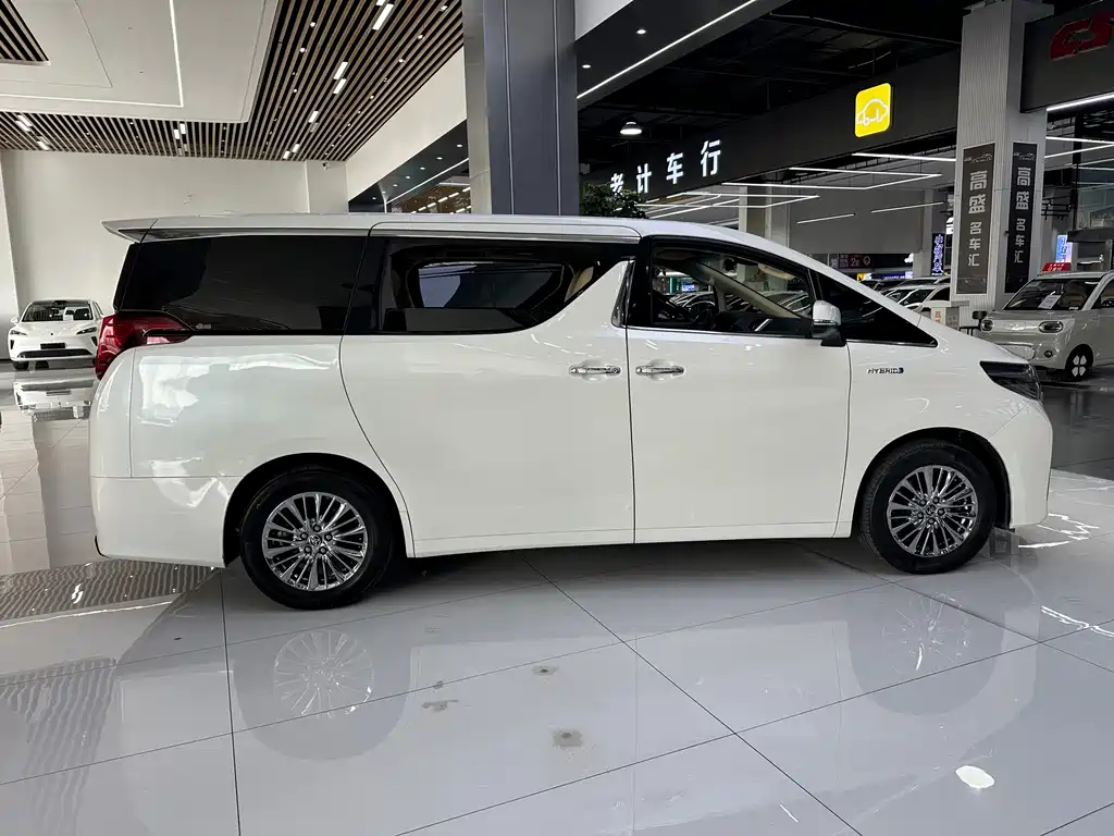 Toyota Alphard — фото 7