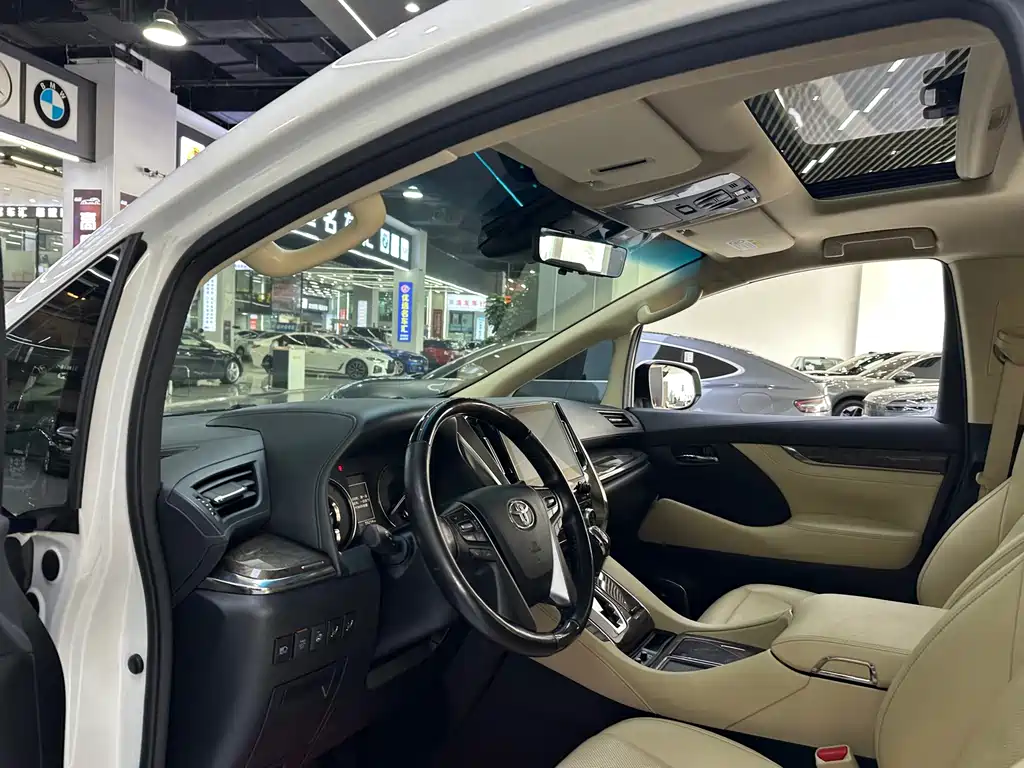 Toyota Alphard — фото 8