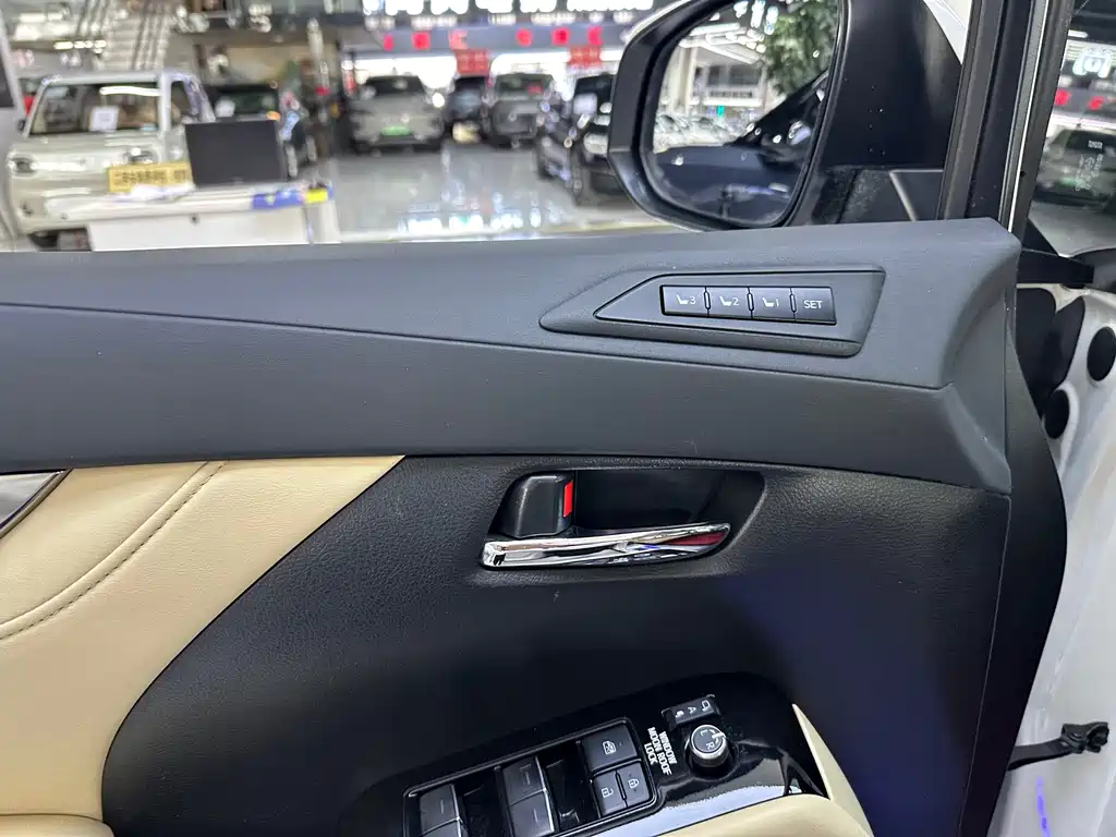Toyota Alphard — фото 10