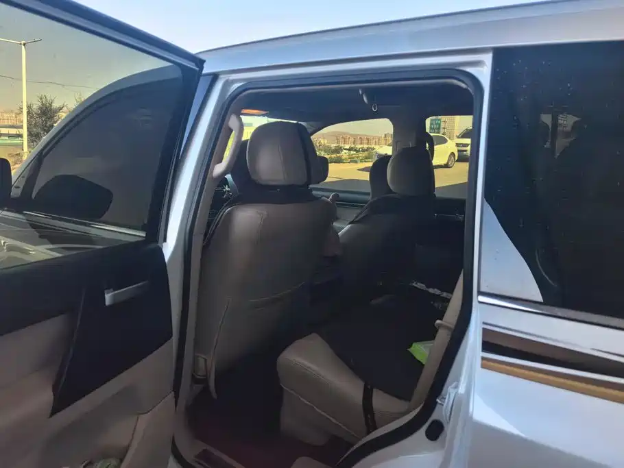 Toyota RAV4 — фото 11